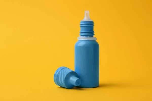 Bottiglia Gocce Mediche Sfondo Giallo — Foto Stock