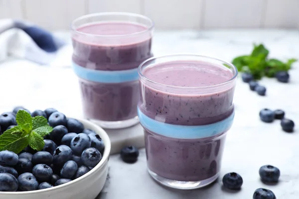 Sabroso Batido Arándanos Con Menta Bayas Frescas Mesa Mármol Blanco —  Fotos de Stock