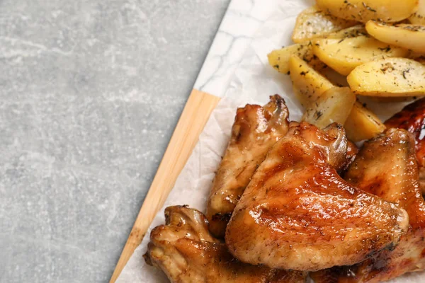 Deliciosas Asas Frango Frito Servidas Com Batatas Assadas Mesa Vista — Fotografia de Stock