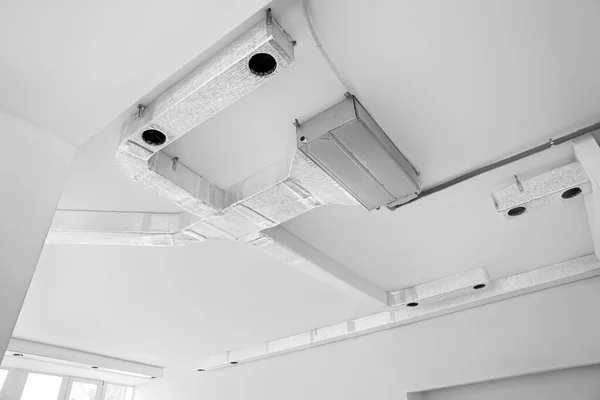 室内通风系统天花板 低角度视图 — 图库照片