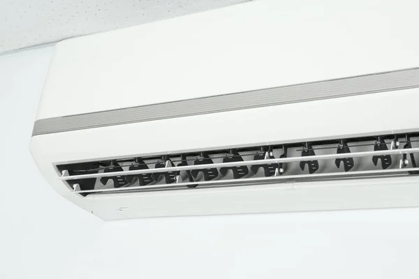 Moderne Klimaanlage Weißer Wand Nahaufnahme — Stockfoto