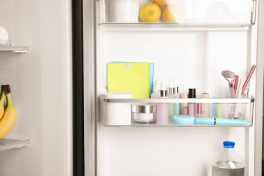 Kozmetik ürünleri ve araç gereçlerin buzdolabı kapısında saklanması