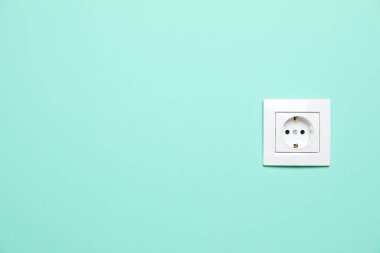 Turkuaz duvarda güç prizi, metin için boşluk. Elektrik arzı