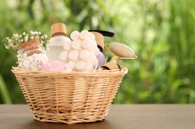 Tahta masadaki farklı ürünlerle bulanık arka plana karşı spa seti