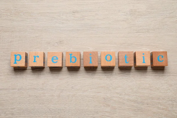 单词Prebiotic由立方体制成 有字母放在木制桌子上 俯瞰全景 — 图库照片