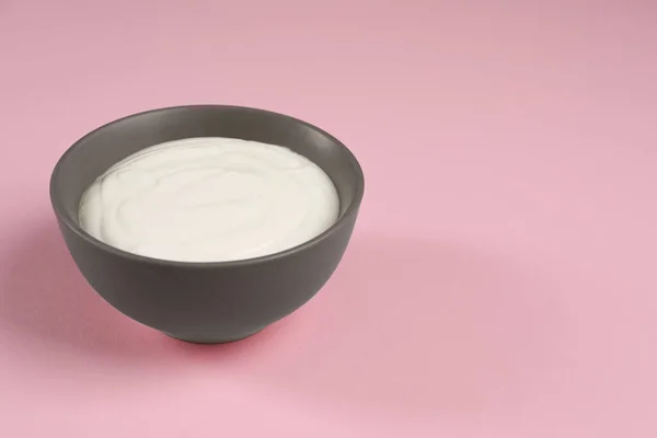 Miska Smacznego Jogurtu Różowym Tle Miejsce Tekst — Zdjęcie stockowe