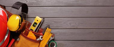 Düz kompozisyon, ahşap zemin üzerinde farklı inşaat araçları, metin için boşluk. Pankart tasarımı