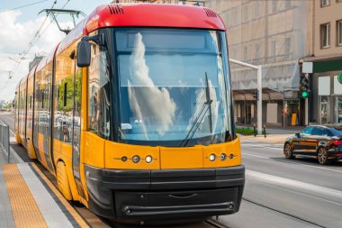 Şehirde tramvay yolda. Toplu taşıma