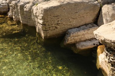 Güzel, temiz bir gölet ve açık havada bir sürü kaya.