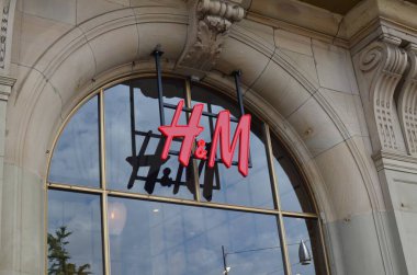 Amsterdam, Hollanda - 18 Haziran 2022: H & M moda mağazası logosu açık havada inşa ediliyor