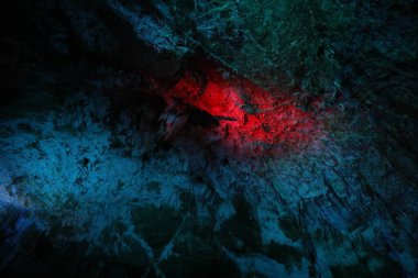 Mağaradaki birçok sarkık oluşumun resimli görüntüsü