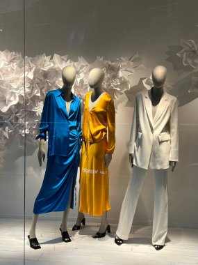 BAŞKAN, POLAND - 17 HAZİRAN 2022: Alışveriş merkezinde kadın kıyafetleriyle moda mağazası