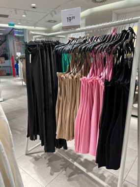 SAVAŞ, POLAND - 23 HAZİRAN 2022 Şık elbiseli modern butik