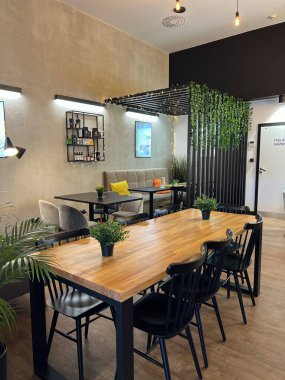 WARA, POLAND - 17 HAZİRAN 2022 Modern mobilyalarla süslü bir kafe.