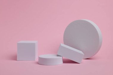 Ürün sunumu için sahne. Pembe arka planda farklı geometrik şekiller