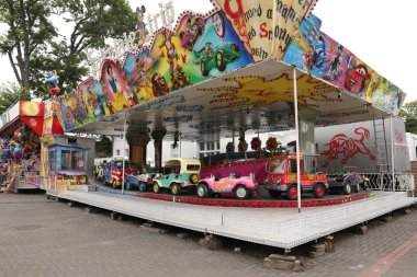 DARLOWO, POLAND - 22 AĞUSTOS 2022: Lunaparktaki Çocuklar Çekici