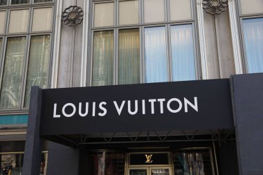 Köln, Almanya - 28 Ağustos 2022: Louis Vuitton moda mağazasının girişi