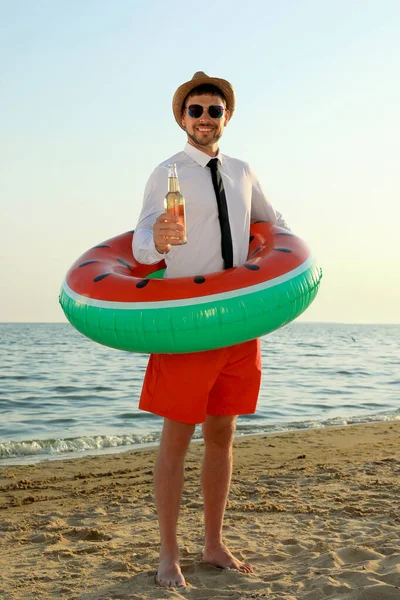 Homem Feliz Com Anel Inflável Cerveja Praia Viagem Negócios — Fotografia de Stock