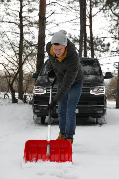 Mann Räumt Wintertag Mit Schaufel Nahe Auto Freien Schnee — Stockfoto