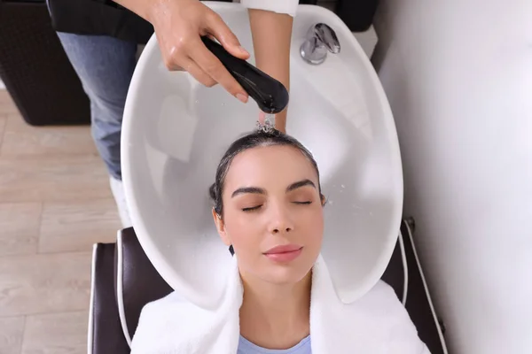 Professional Hairdresser Washing Woman Hair Beauty Salon View — Stock Photo, Image