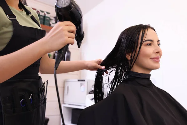 Coiffeur Séchant Les Cheveux Femme Dans Salon Beauté Gros Plan — Photo