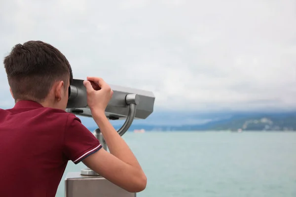 Adolescente Olhando Através Binóculos Montados Montanhas Espaço Para Texto — Fotografia de Stock