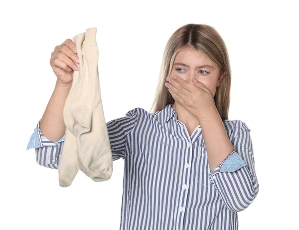 Mujer Joven Sintiéndose Mal Olor Calcetines Sucios Aislados Blanco — Foto de Stock