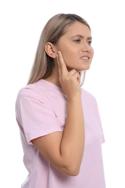 白人背景下患有耳痛的年轻妇女 — 图库照片
