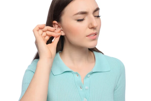 Mujer Joven Limpiando Oreja Con Hisopo Algodón Sobre Fondo Blanco — Foto de Stock