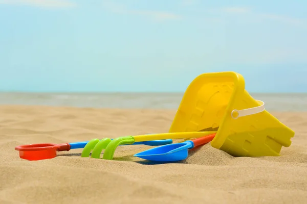 Набор Красочных Пляжных Игрушек Песке Моря — стоковое фото
