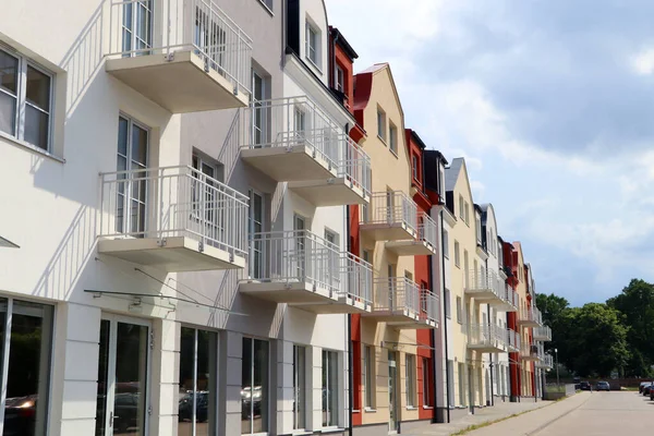 Moderna Hus Med Balkong Stadens Gata — Stockfoto