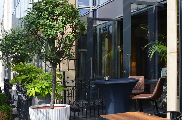 Eingang Zum Café Mit Topfbäumen Stühlen Und Tischen Freien — Stockfoto