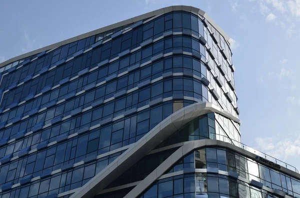 青空に対する美しい近代的な超高層ビルの外観 低角度ビュー — ストック写真