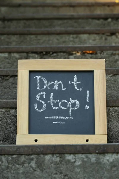 Chalkboard Com Frase Não Pare Escadas Pedra Livre — Fotografia de Stock