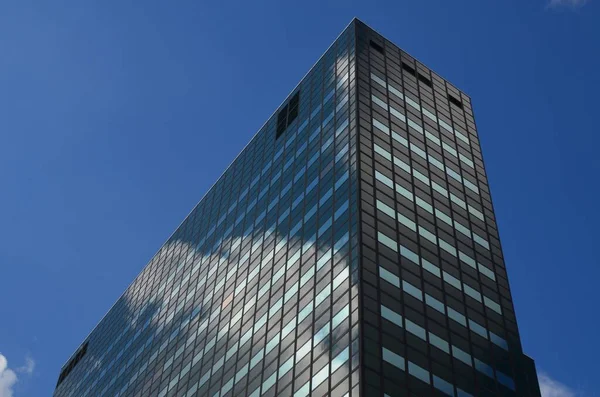 Güzel Binanın Dışı Mavi Gökyüzüne Karşı Alçak Açılı — Stok fotoğraf