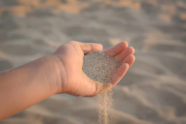 Menina Derramando Areia Mão Livre Close Conceito Tempo Fugaz — Fotografia de Stock