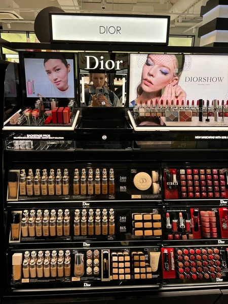 2022年7月17日 化妆品在克里斯蒂安迪奥零售店展出 — 图库照片