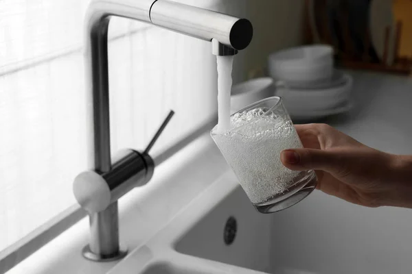Kobieta Napełniająca Szklankę Wodą Kranu Kuchni Zbliżenie — Zdjęcie stockowe