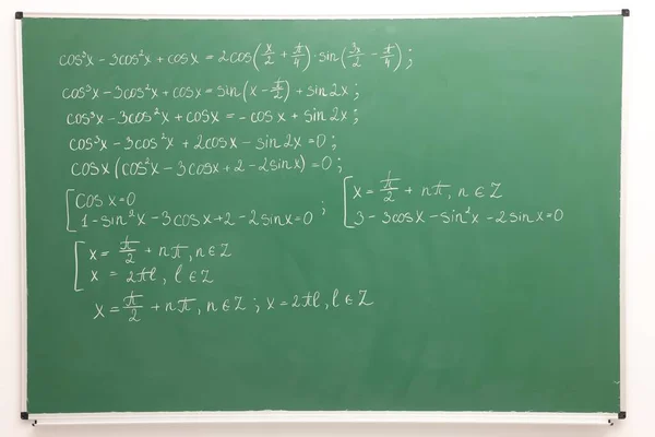 Πολλοί Διαφορετικοί Μαθηματικοί Τύποι Γράφτηκαν Στο Πράσινο Chalkboard — Φωτογραφία Αρχείου