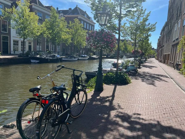 Leiden Ολλανδία Αυγούστου 2022 Άποψη Του Δρόμου Της Πόλης Κτίρια — Φωτογραφία Αρχείου