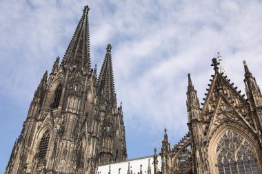 Köln, Almanya - 28 Ağustos 2022: Mavi gökyüzüne karşı güzel eski gotik katedral