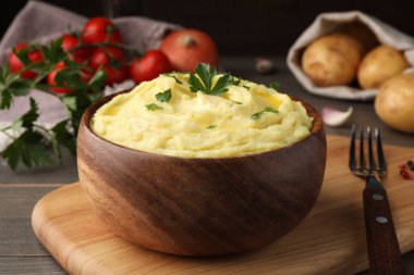 Tahta masada servis edilen maydanozlu taze pişmiş patates püresi.