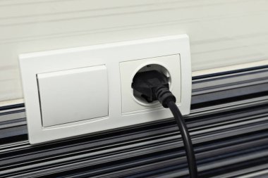 Elektrik prizi ve fişi renk duvarına tak, kapat