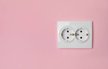Pembe duvarda çift güç prizi, mesaj için boşluk. Elektrik arzı