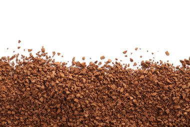 Beyaz üzerine izole edilmiş aromatik hazır kahve yığını.