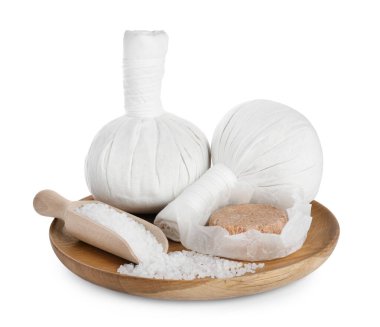 Beyaza izole edilmiş farklı bakım ürünleriyle güzel bir spa kompozisyonu