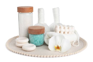 Beyaza izole edilmiş farklı bakım ürünleriyle güzel bir spa kompozisyonu