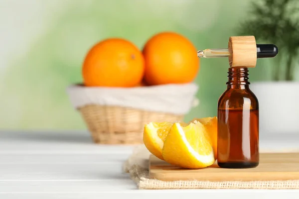 Garrafa Óleo Essencial Pipeta Laranja Sobre Mesa Madeira Branca Espaço — Fotografia de Stock