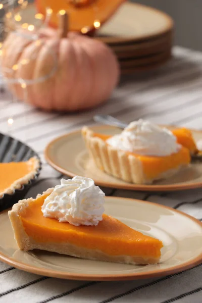 Frischer Hausgemachter Kürbiskuchen Mit Schlagsahne Auf Dem Tisch — Stockfoto