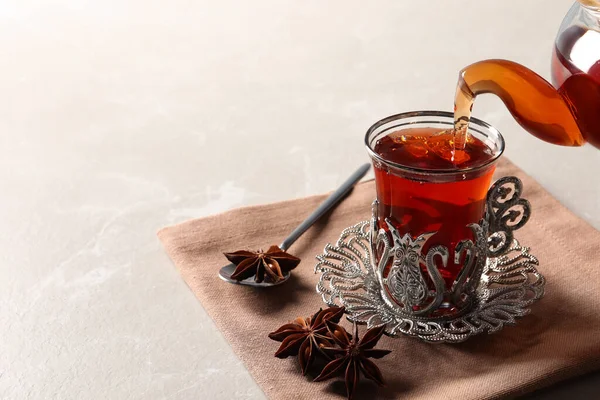 Nalanie Tradycyjnej Tureckiej Herbaty Garnka Szkła Stole Miejsce Tekst — Zdjęcie stockowe